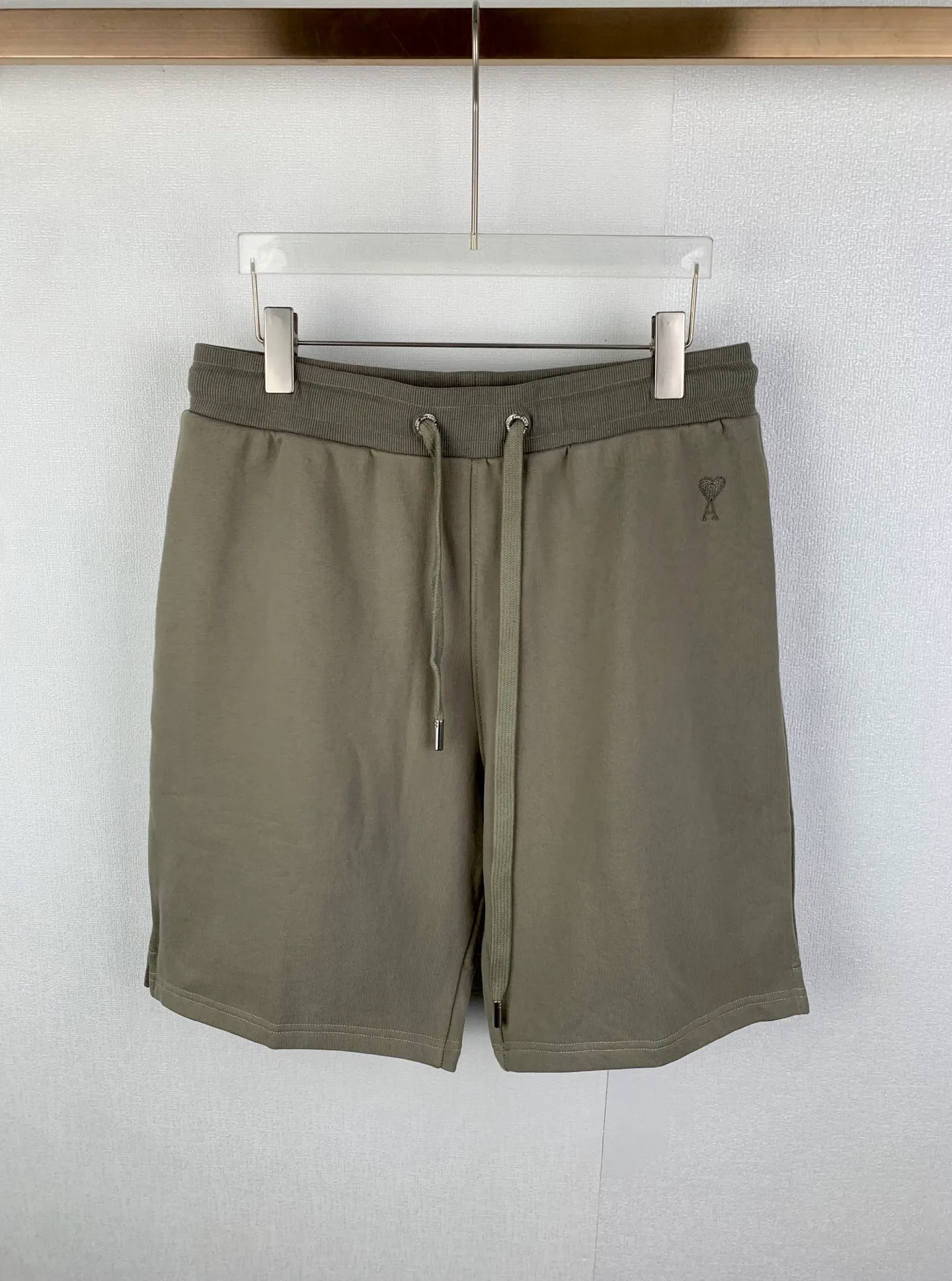 Ami Paris casual shorts with love embroidery, custom-made luxury terry sweatpants material, full of texture, comfortable and close to the skin, taupe tone, natural color, as calm as the earth, love embroidery of the same color quietly blooms, adding brand recognition, adding a touch of romance and sweetness to the shorts, minimalist style, charm of design, soul of wear Process 1: Using imported machine embroidery technology, using advanced computer control system and precision mechanical components to realize Ami love embroidery operation with high precision The lines are smooth and delicate. Process 2: Ferment washing and softening. Use the fermentation effect produced by mixing yeast, water and mild detergent to gently treat the fabric and improve the overall softness. Accessories: Customized 1:1 Ami corns Customized 1:1 Ami hanging clock Customized 1:1 Ami trademark Version: Loose version Size: S M L XL